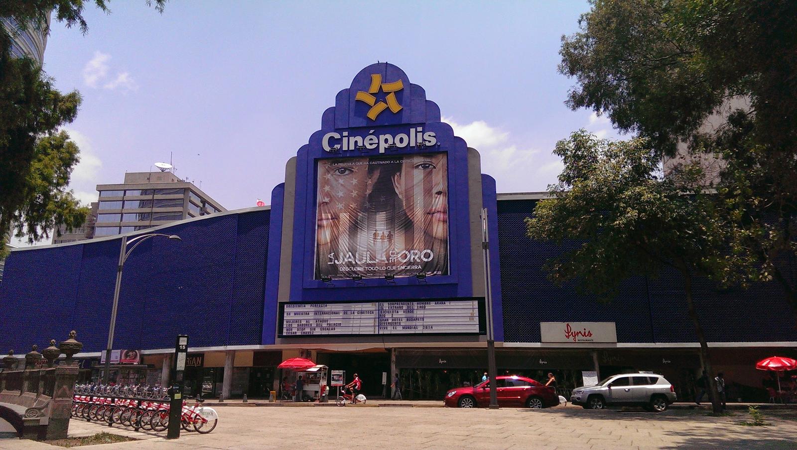 Fachada del Cinépolis Diana con su marquesina