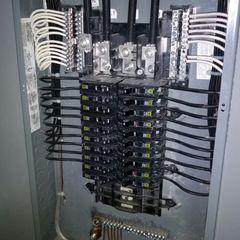 Tablero eléctrico abierto, con sus interruptores y el cableado de los circuitos